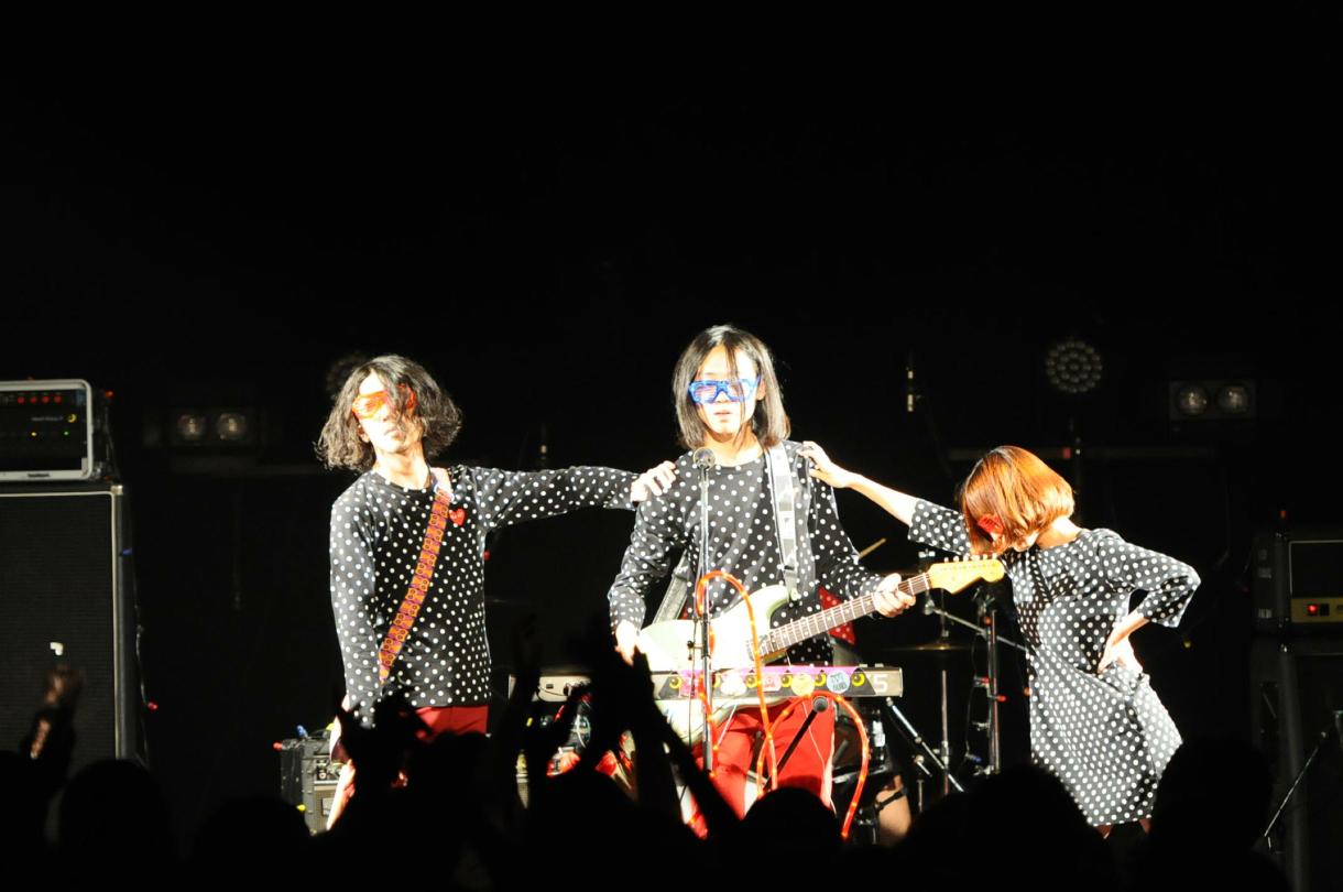 新曲「GINGA GO」の終わりでポーズを決めるふくろうず。