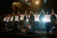 「mihimaLIVE2013 10th Anniversary Live～僕らの旅は終わLand☆☆～」フィナーレの様子。