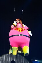 オリジナルキャラ「ギリコ」の着ぐるみを着て宙を舞いながら「ギリギリHERO」を歌うhiroko。