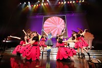 「私立恵比寿中学オータムデフスターCOMECOMEツアー2013 ～デラックス・ジャム・ジャンボリー・ネオ～」第1部「未確認中学生カシヴァリン / 襲来」の様子。