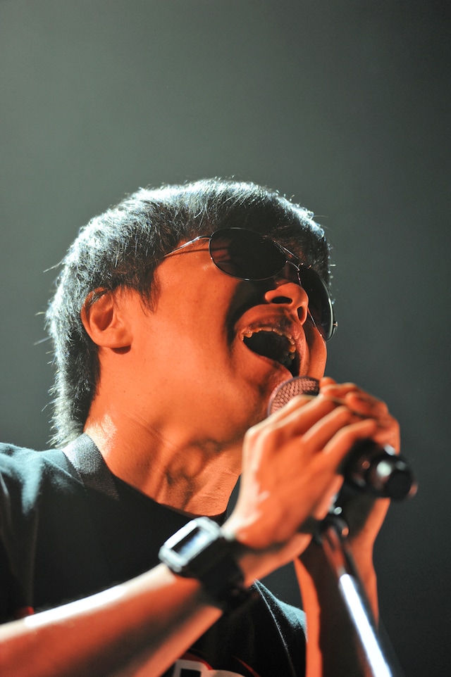 熱唱するバカリズム。