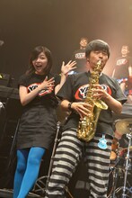 南波志帆（左）とバカリズム（右）。