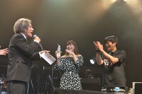 土岐麻子（中央）が手にしているのは「矢野フェス2013」唯一のオフィシャルグッズ「矢野水」。1本500円。