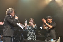 土岐麻子（中央）が手にしているのは「矢野フェス2013」唯一のオフィシャルグッズ「矢野水」。1本500円。