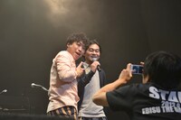 堂島孝平＆堀込泰行のツーショットを撮るバカリズム。