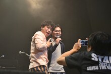 堂島孝平＆堀込泰行のツーショットを撮るバカリズム。