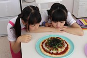 ひつまぶしピザを見つめる安藤ゆずと咲良菜緒。