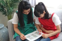 絵コンテをチェックする坂本遥奈と秋本帆華。