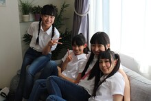 ソファでくつろぐ伊藤千由李、秋本帆華、大黒柚姫、安藤ゆず。