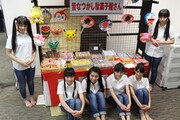 駄菓子コーナーの前で記念撮影。