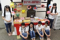 駄菓子コーナーの前で記念撮影。