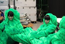 森に扮した秋本帆華と坂本遥奈。