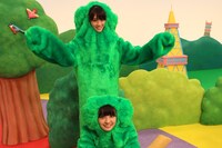 森に扮した秋本帆華と咲良菜緒。