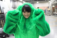 森に扮してごきげんの秋本帆華。