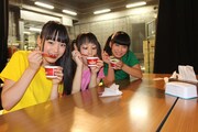 アイスを食べる伊藤千由李、安藤ゆず、坂本遥奈。