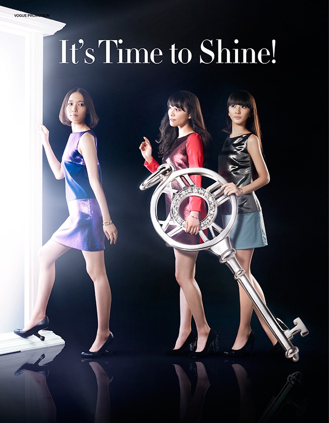 「VOGUE JAPAN」に掲載されるPerfumeの写真。（VOGUE JAPAN 2013年11月号 Photo: Tetsuya Niikura (c) 2013 Conde Nast Japan. All rights reserved.）