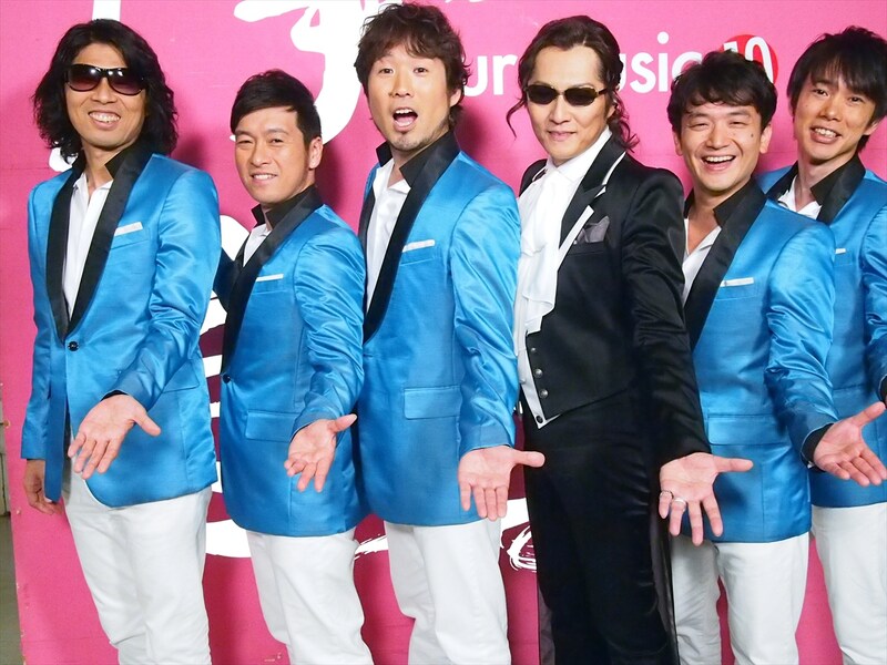 スタジオライブ収録後のゴスペラーズと石井竜也。