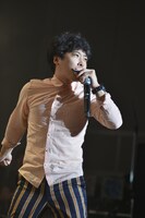 ブルースハープを吹きまくる堂島孝平。