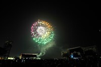 琵琶湖畔から打ち上げられた特大花火。