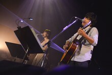 土岐麻子（左）と秦基博（右）のデュエットシーン。