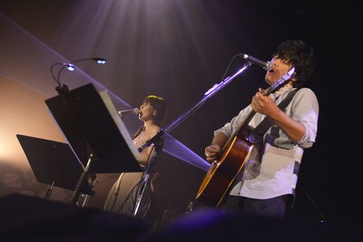 土岐麻子（左）と秦基博（右）のデュエットシーン。