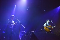 秦基博のステージでトライアングル演奏を披露する矢野博康（左）。