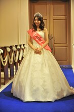 バージンロードを歩く柏木由紀。