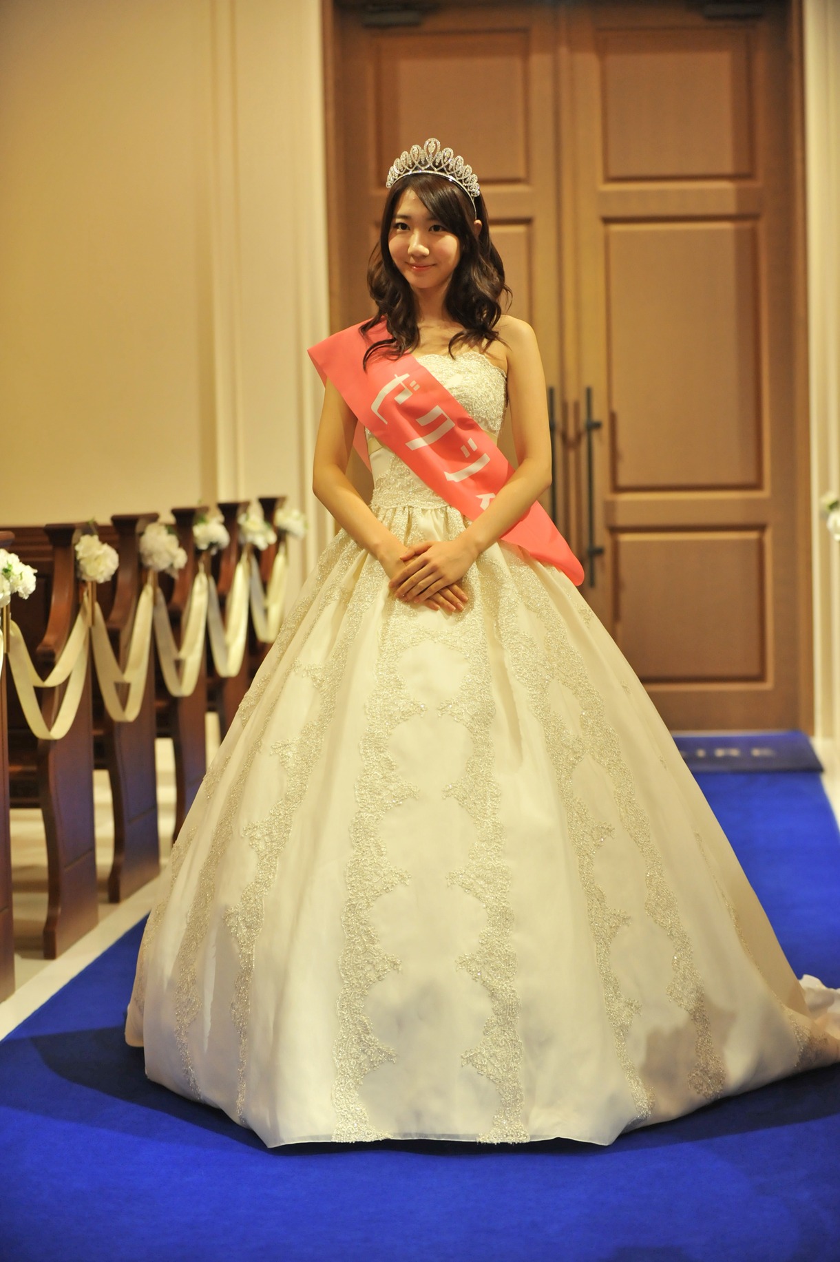 バージンロードを歩く柏木由紀。