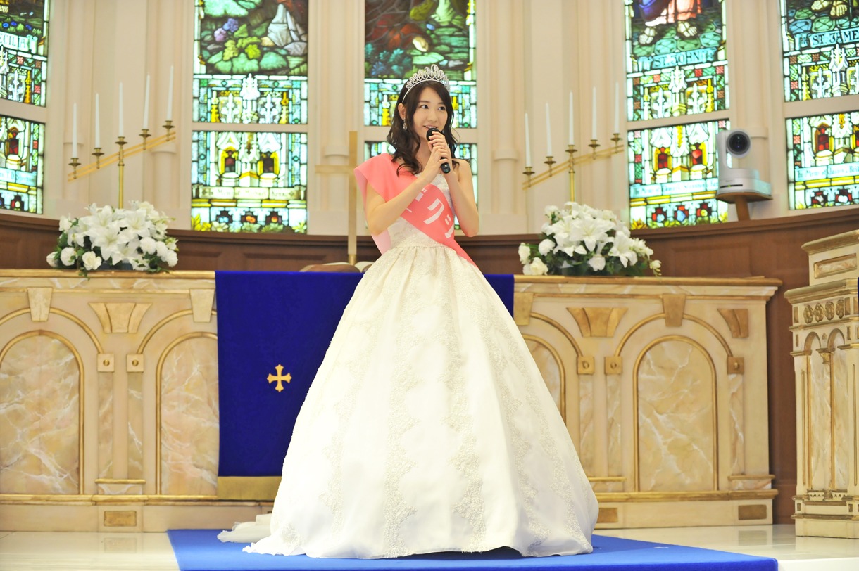 祭壇に立つ柏木由紀。