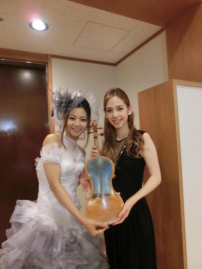 TSUNAMI VIOLINを手にする倉木麻衣とmei。