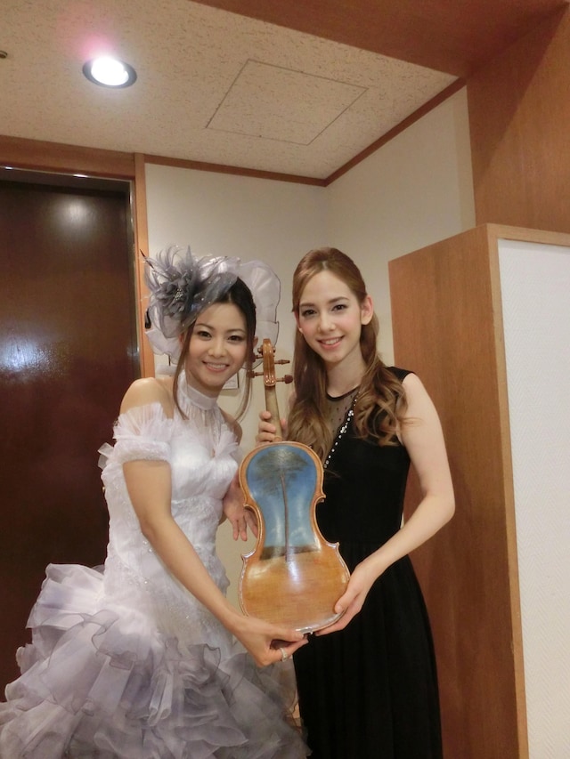 TSUNAMI VIOLINを手にする倉木麻衣とmei。