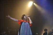 オープニングアクトを務めた南波志帆。