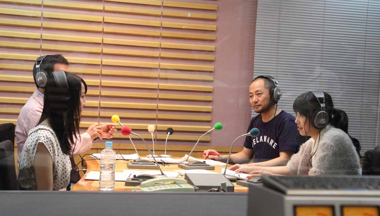 初回放送の収録をする松井玲奈と指原莉乃。