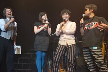 矢野博康、南波志帆、堂島孝平康平、バカリズム（左から）のトークコーナー。