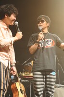 堂島孝平（左）とバカリズム（右）。