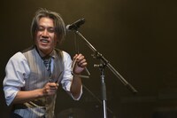 トライアングルを叩く矢野博康。