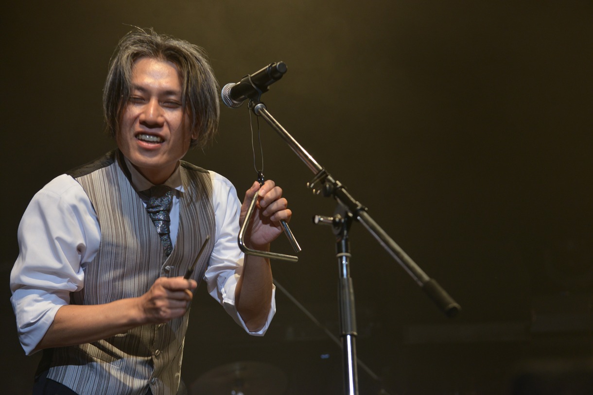 トライアングルを叩く矢野博康。