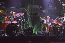 小松シゲル（NONA REEVES / 左）と矢野博康（右）のドラムバトル。