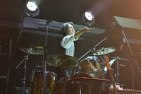 カッコよくポーズを決める矢野博康。