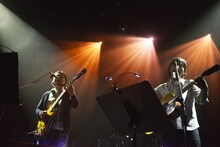 堀込泰行（左）と秦基博（右）のデュエットシーン。