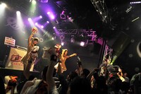 いきものがかり「じょいふる」に合わせ、またぎとともにタオルを振り回すくりかまき。