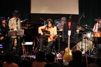 写真は昨年9月に行われたマーク from GARO「時の魔法」発売記念ライブの様子。