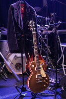 マーク from GARO「時の魔法」発売記念ライブでステージ上に飾られた、日高富明愛用のジャケットとギター。