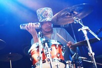 菱谷“ビッツ”昌弘（Dr）（Photo by Viola Kam -V'z Twinkle Photography-）