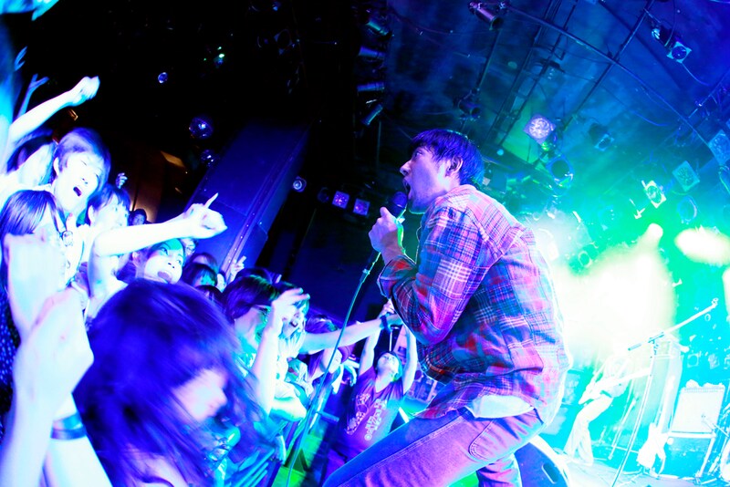 オーディエンスの目の前で熱唱する安部コウセイ（Vo, G）（Photo by Viola Kam -V'z Twinkle Photography-）