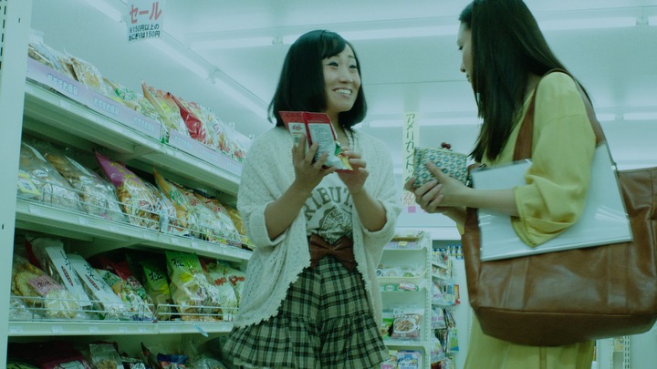 サントリー「ボス レインボーマウンテンブレンド」新CM「コンビニ」編のワンシーン。