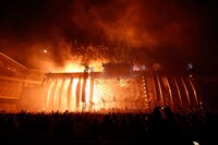 B'z「B'z LIVE-GYM Pleasure 2013 -ENDLESS SUMMER-」神奈川・日産スタジアム公演の様子。