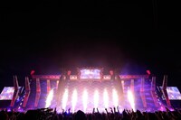 B'z「B'z LIVE-GYM Pleasure 2013 -ENDLESS SUMMER-」神奈川・日産スタジアム公演の様子。