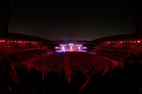 B'z「B'z LIVE-GYM Pleasure 2013 -ENDLESS SUMMER-」神奈川・日産スタジアム公演の様子。