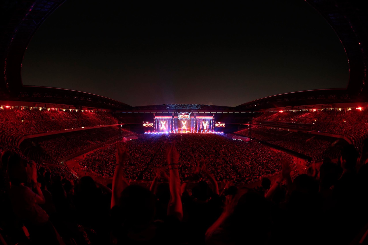 B'z「B'z LIVE-GYM Pleasure 2013 -ENDLESS SUMMER-」神奈川・日産スタジアム公演の様子。